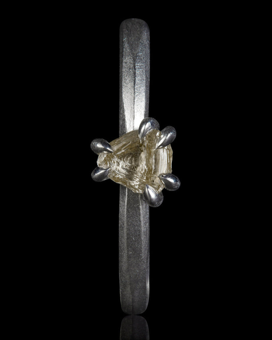 Raw Beauty from Guinea in White Gold – 0.55 ct.