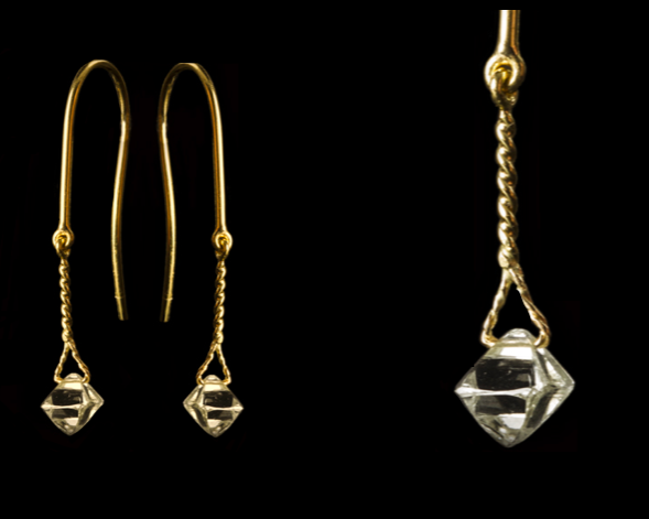 1.45 ct. - Naturlige Oktaeder Rå Diamanter i 18 kt. Guldøreringe