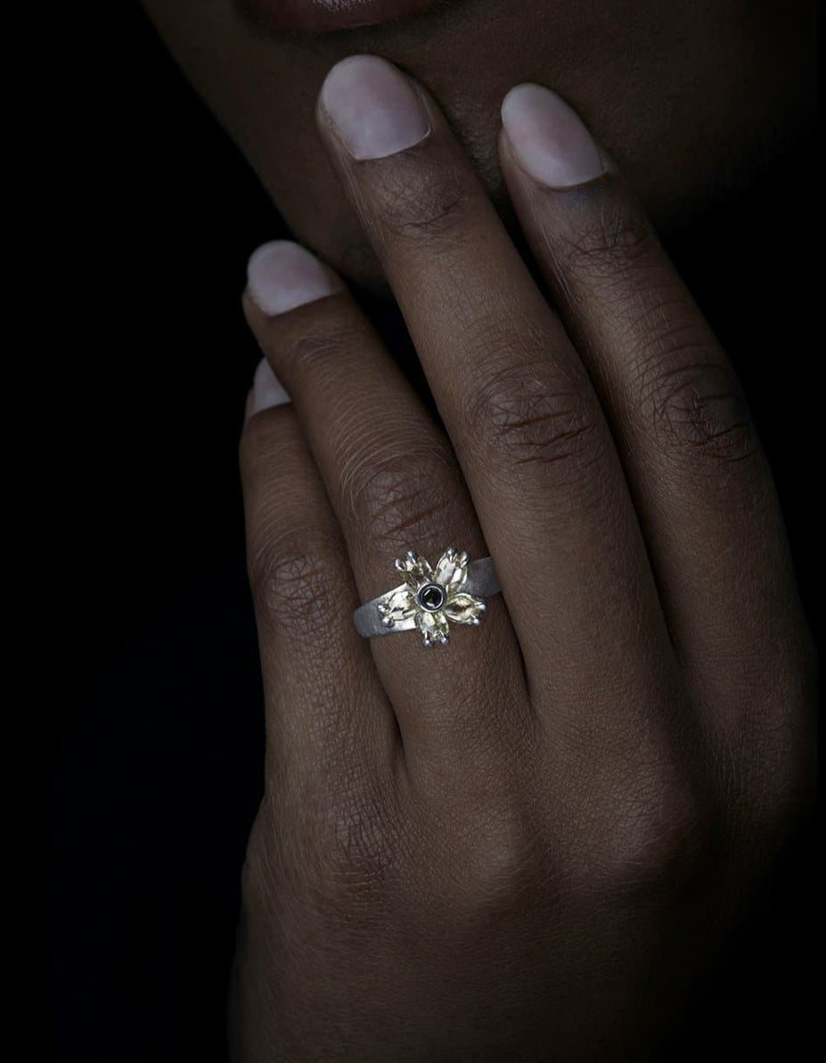 1.83 ct. - Timeless Flower Power Handcrafted White Gold Ring