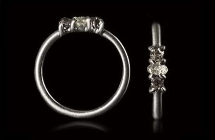 0.54 ct. - Naturlig Hvidlige og Sorte Rå Diamanter i 14 kt. Hvidguldsring