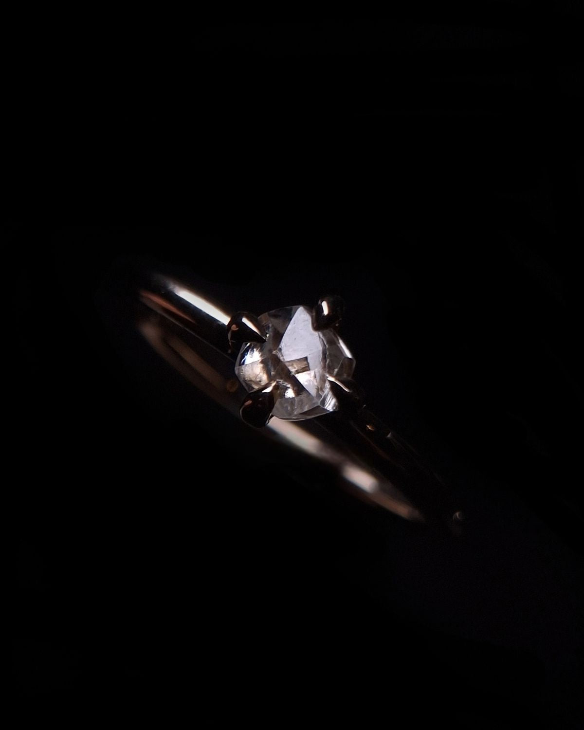 0.63 ct. - Klassisk Guldring med et Råt Twist