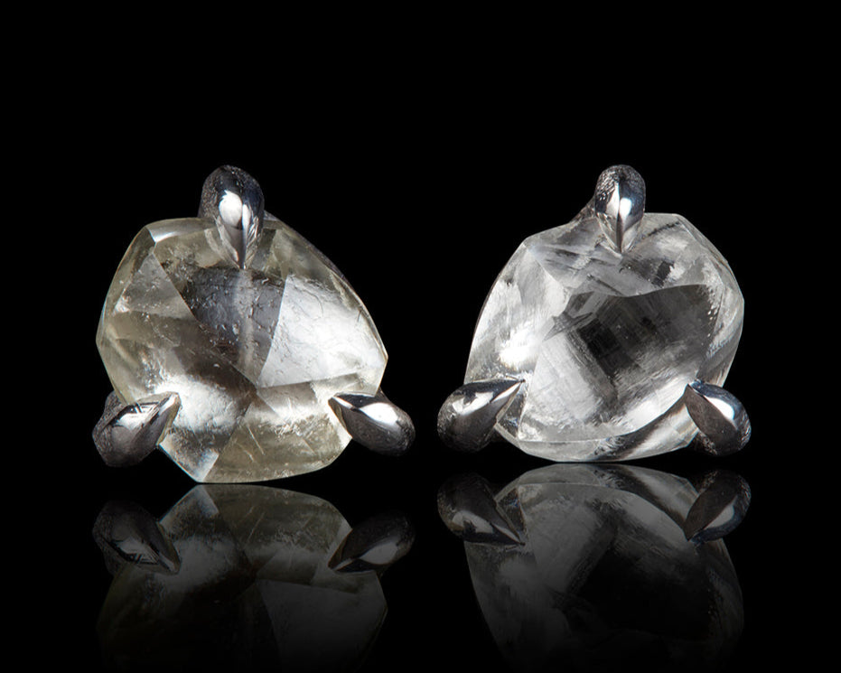 1.54 ct. - Naturlige Hvidlige Rå Diamanter i Håndlavede 14 kt. Hvidgulds Øreringe