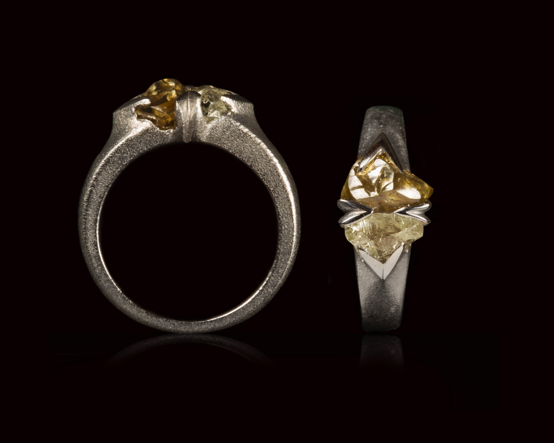 1.59 ct. - Naturlig Grønlig &<br>1.22 ct. - Naturlig Hvidlig Rå Diamanter i 14 kt. Hvidguldsring