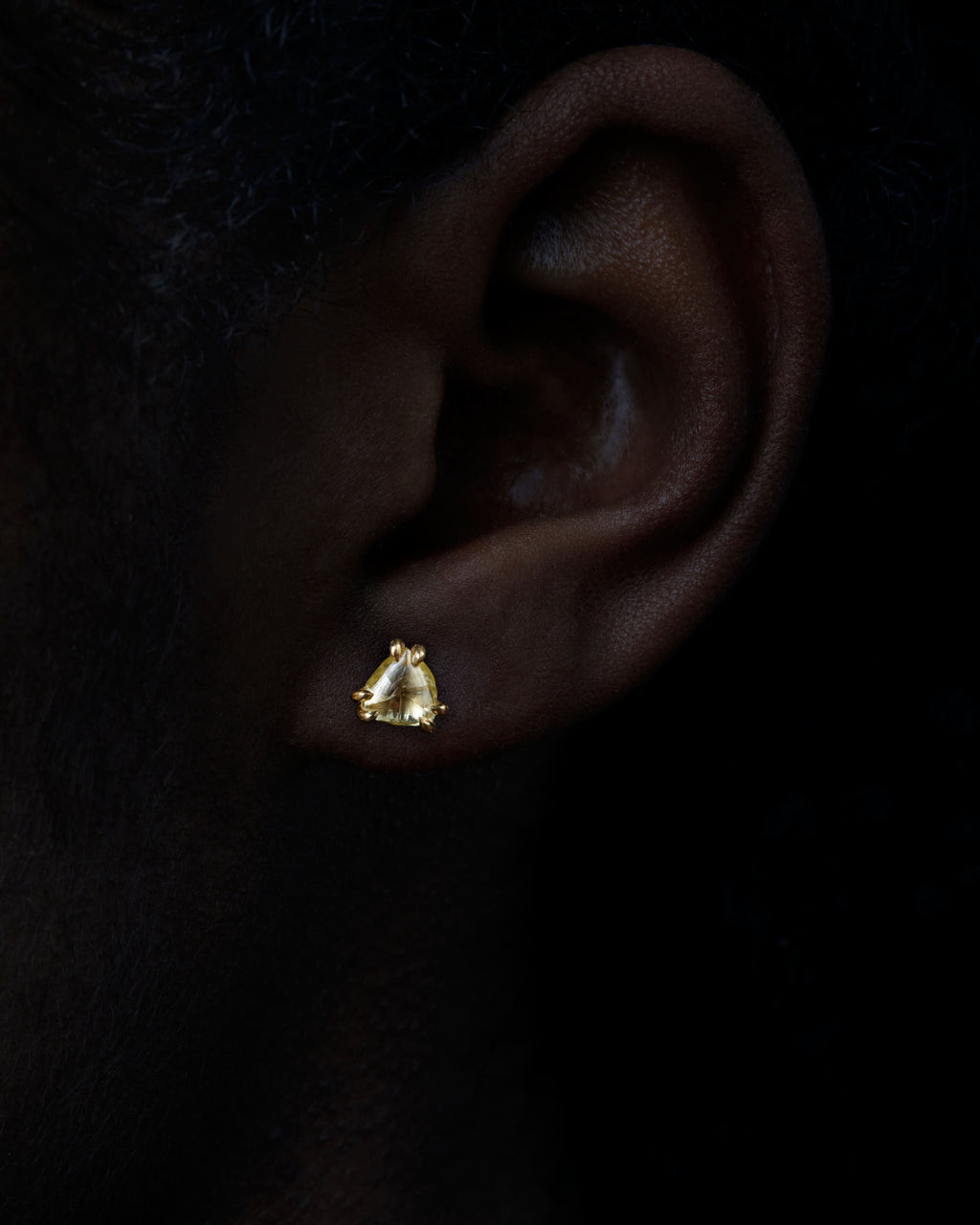 1.74 ct. - Naturlige Trekantede Fancy Yellow Rå Diamant Guldøreringe 