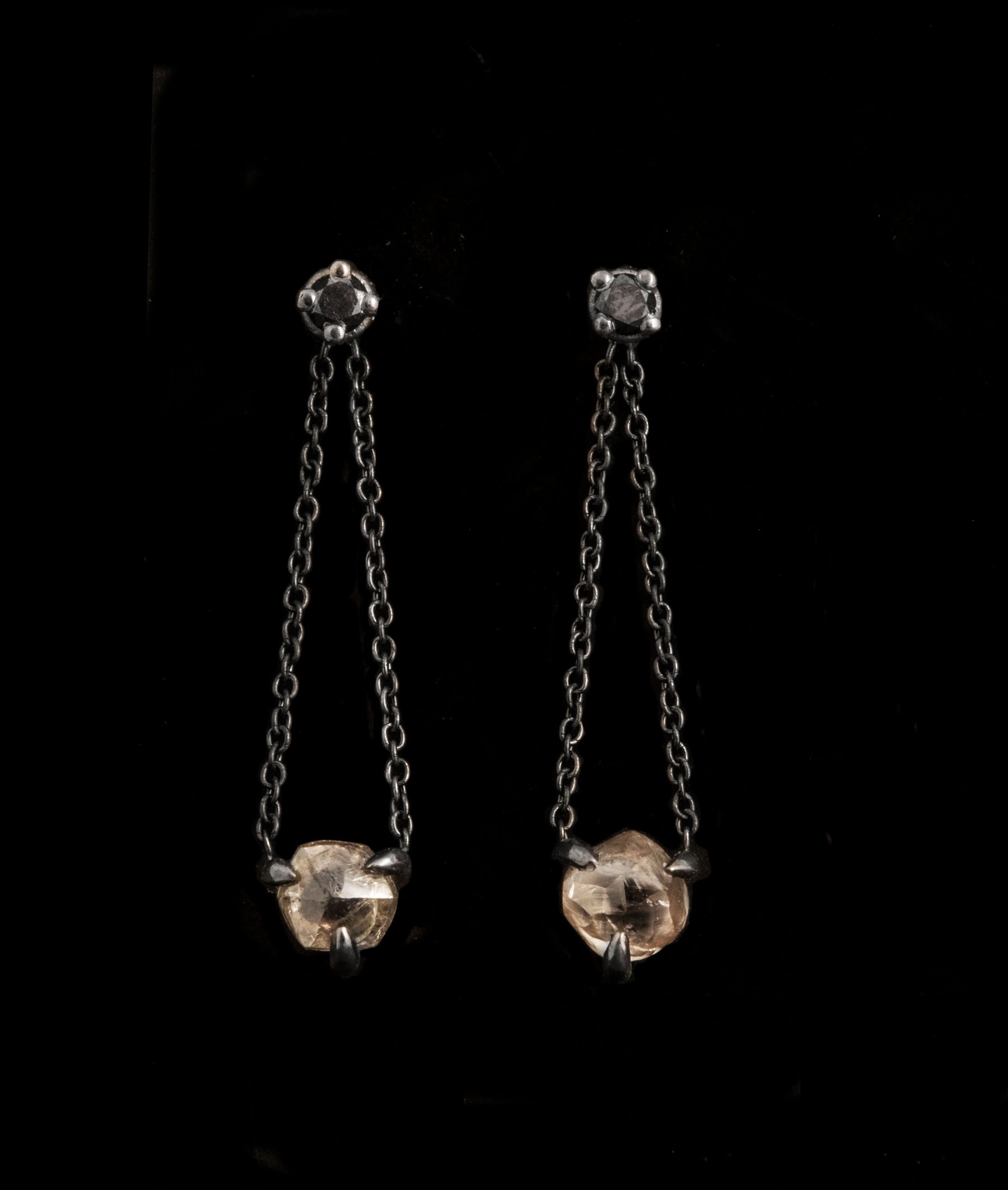 1.84 ct. - Rå Diamanter &<br>0.07 ct. - Sorte Brillanter i 14 kt. Sort Ruthenium Hvidguldsøreringe