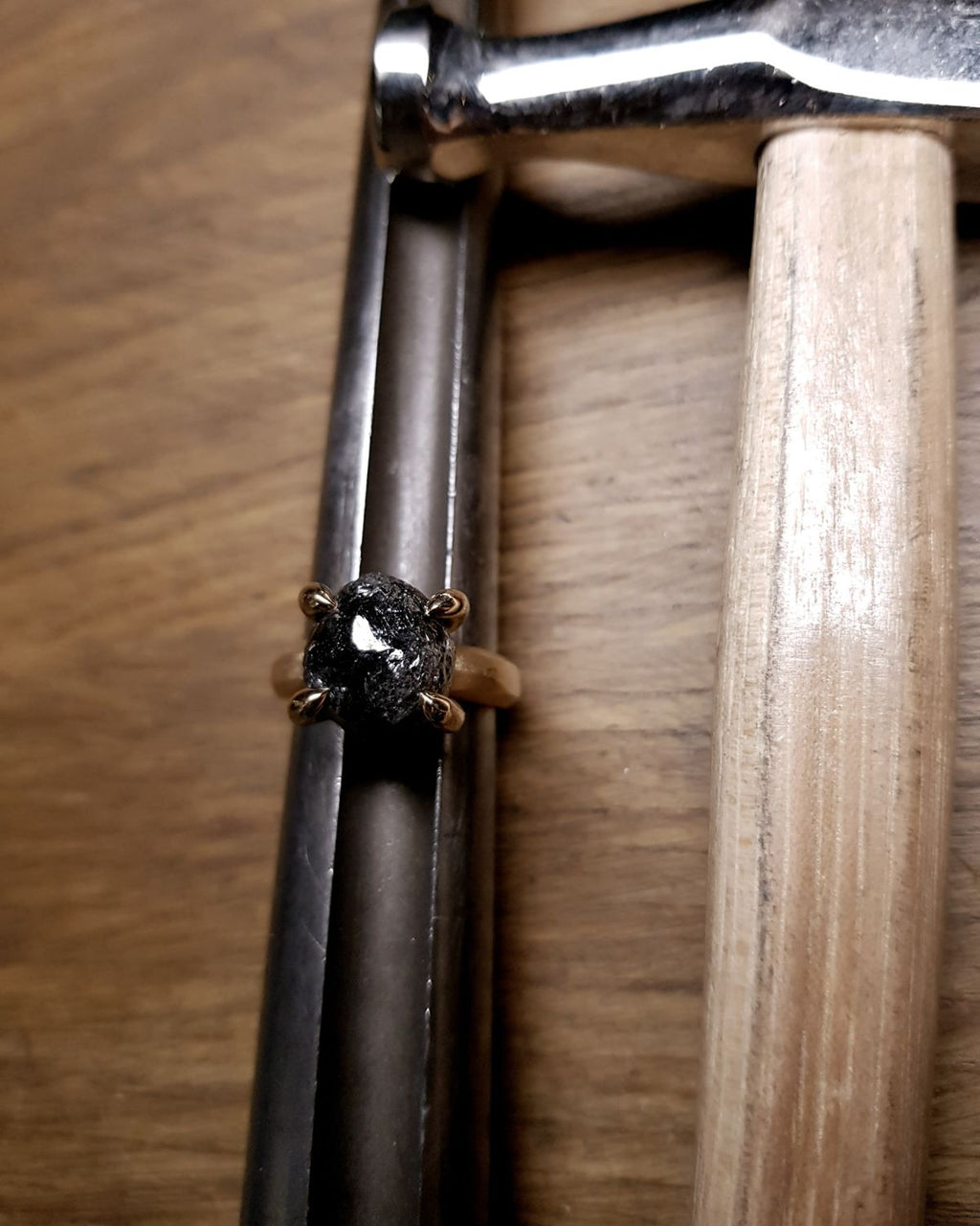 15.22 ct. - Tanzanisk Rå & Smuk Diamant i Chunky Guldring