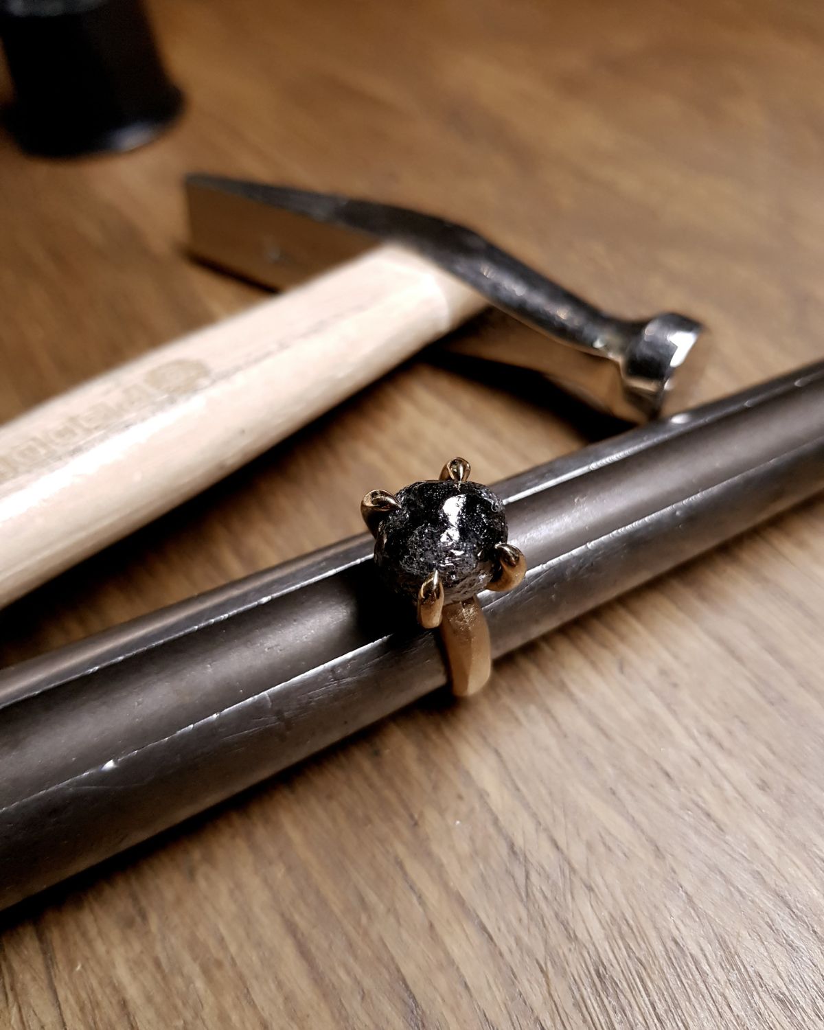 15.22 ct. - Tanzanisk Rå & Smuk Diamant i Chunky Guldring