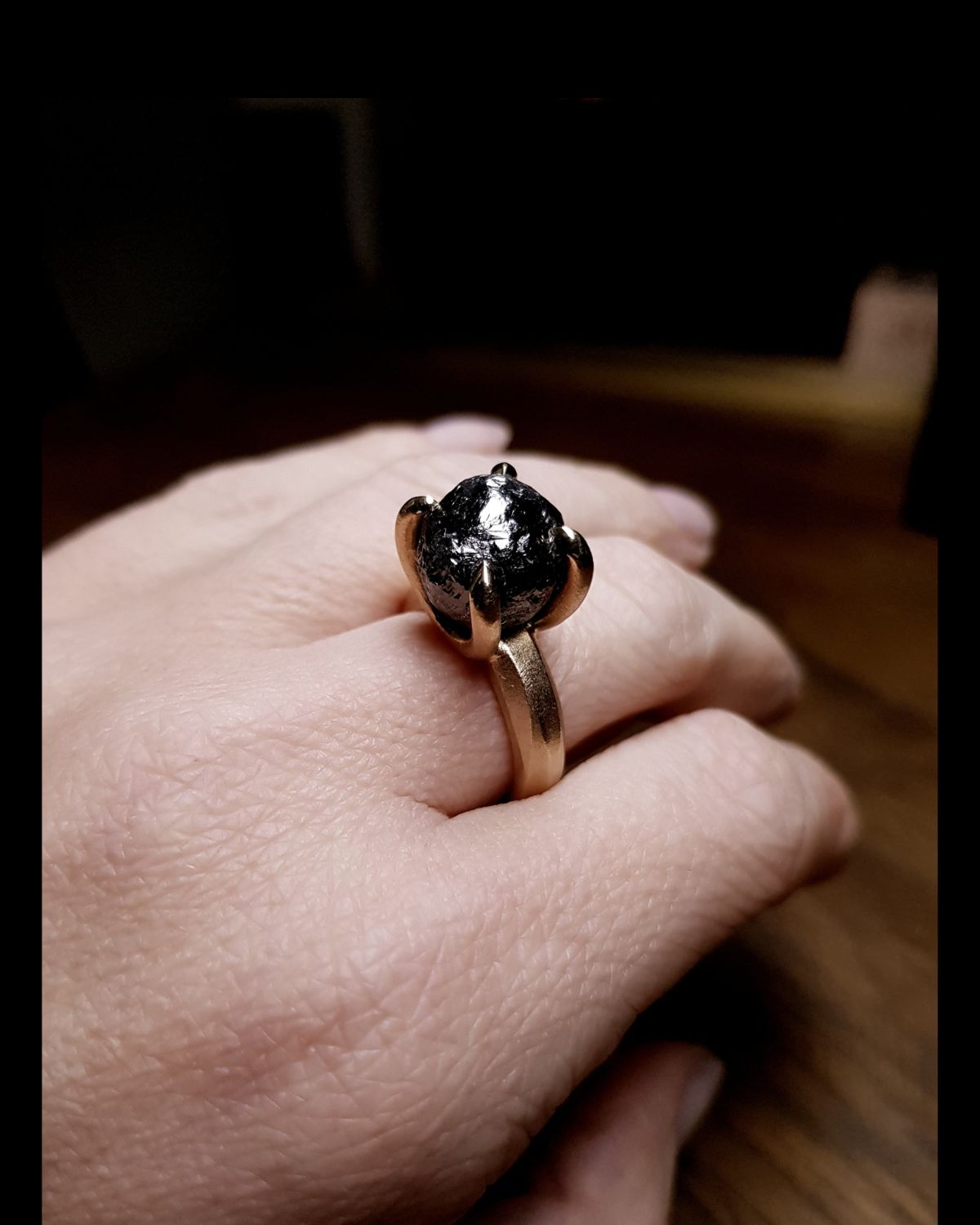 15.22 ct. - Tanzanisk Rå & Smuk Diamant i Chunky Guldring