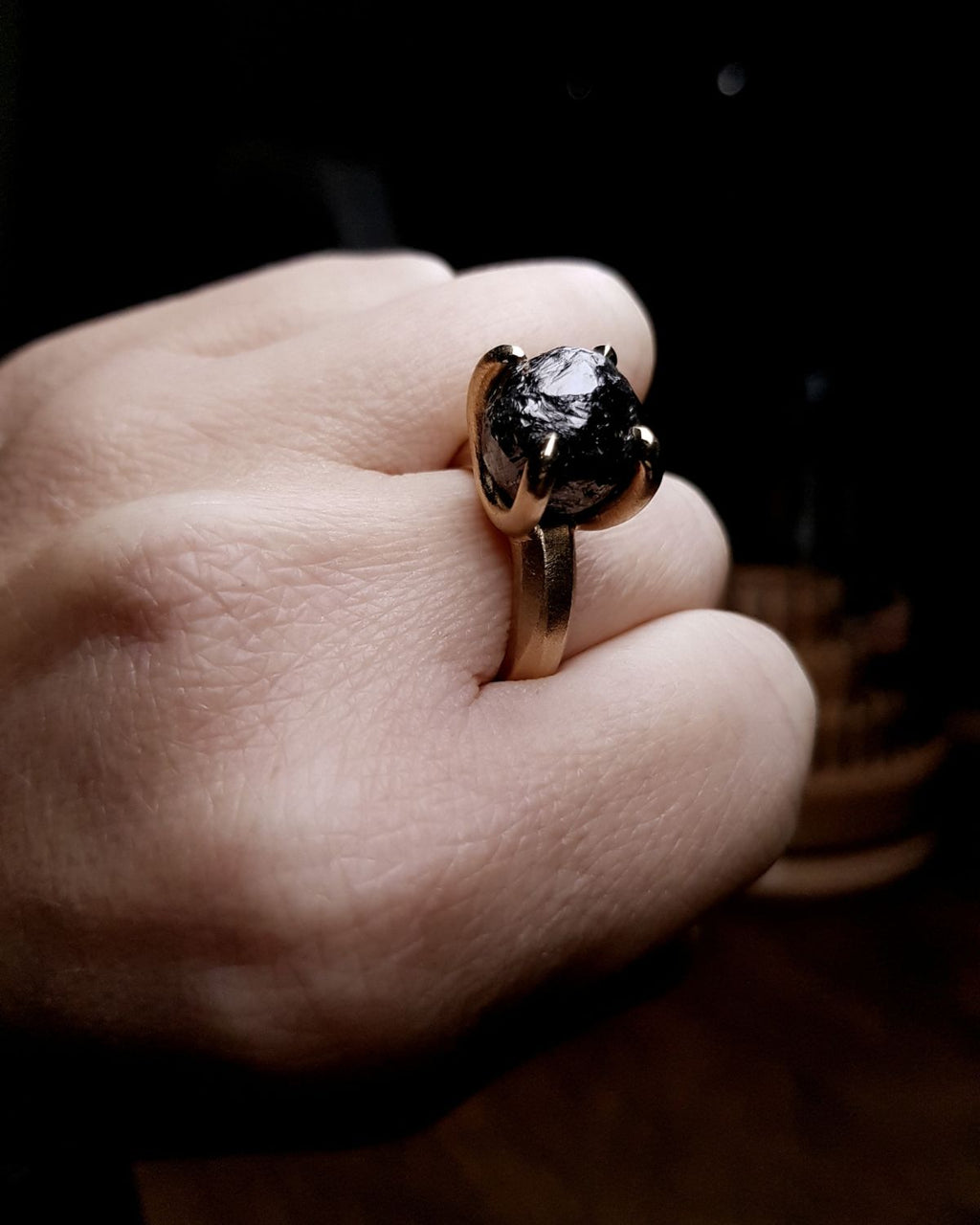 15.22 ct. - Tanzanisk Rå & Smuk Diamant i Chunky Guldring