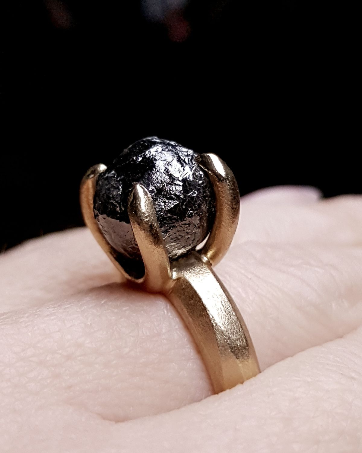 15.22 ct. - Tanzanisk Rå & Smuk Diamant i Chunky Guldring