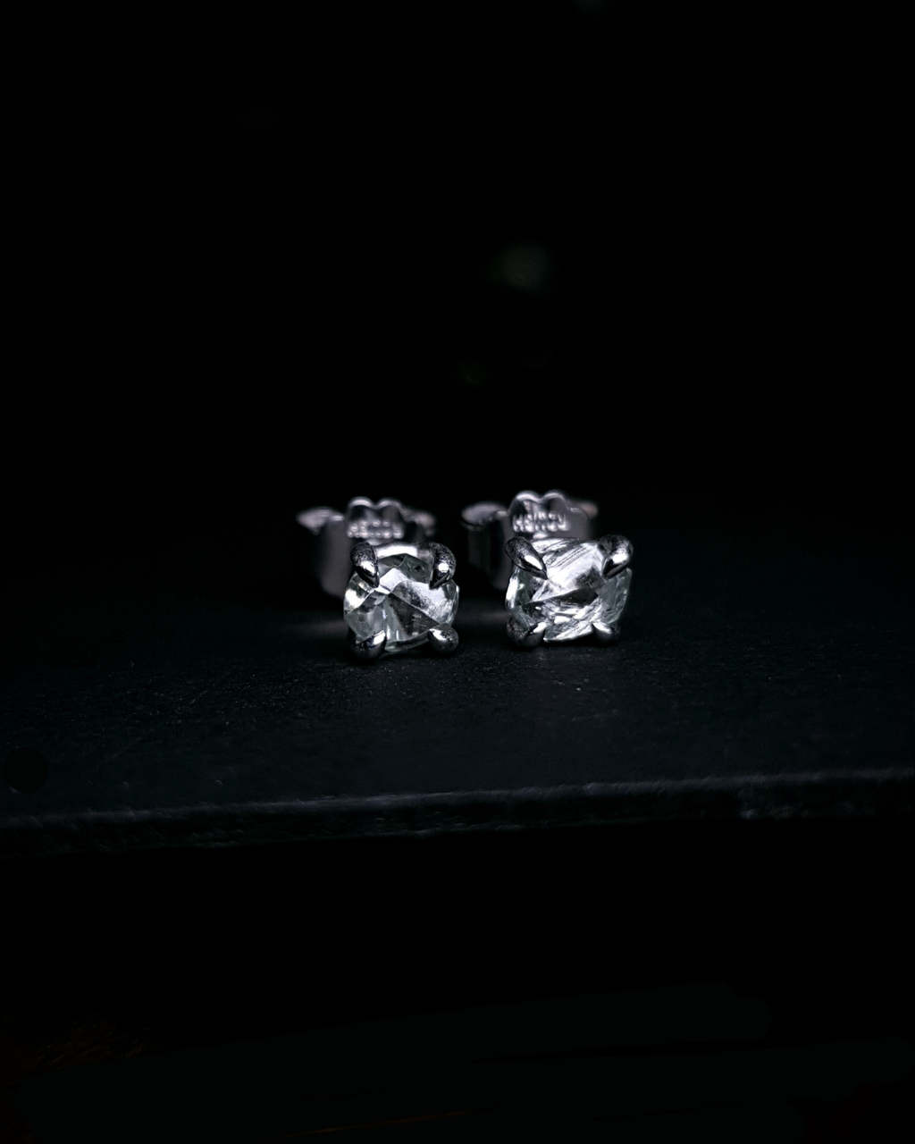 1.01 ct. Magiske Fancy Light Green Rå Diamanter i Hvidguldørestikker