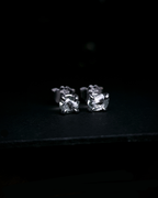 1.01 ct. Magiske Fancy Light Green Rå Diamanter i Hvidguldørestikker