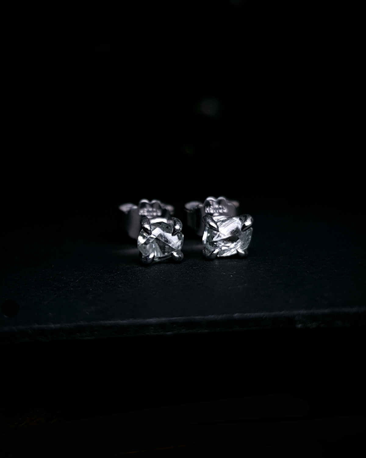 1.01 ct. Magiske Fancy Light Green Rå Diamanter i Hvidguldørestikker