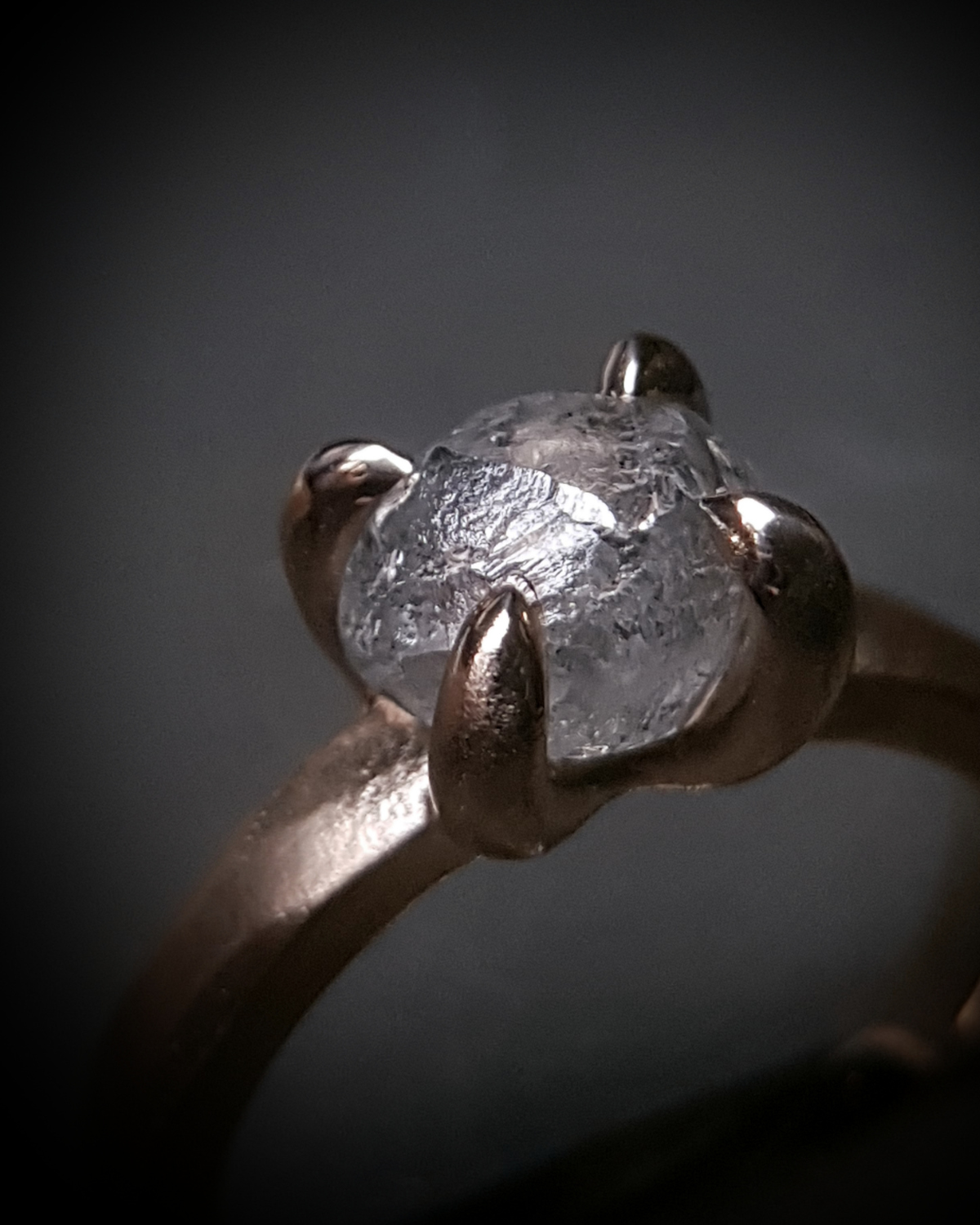 3.18 ct. -  Magnificent Whitish Diamond in Rose Gold Ring