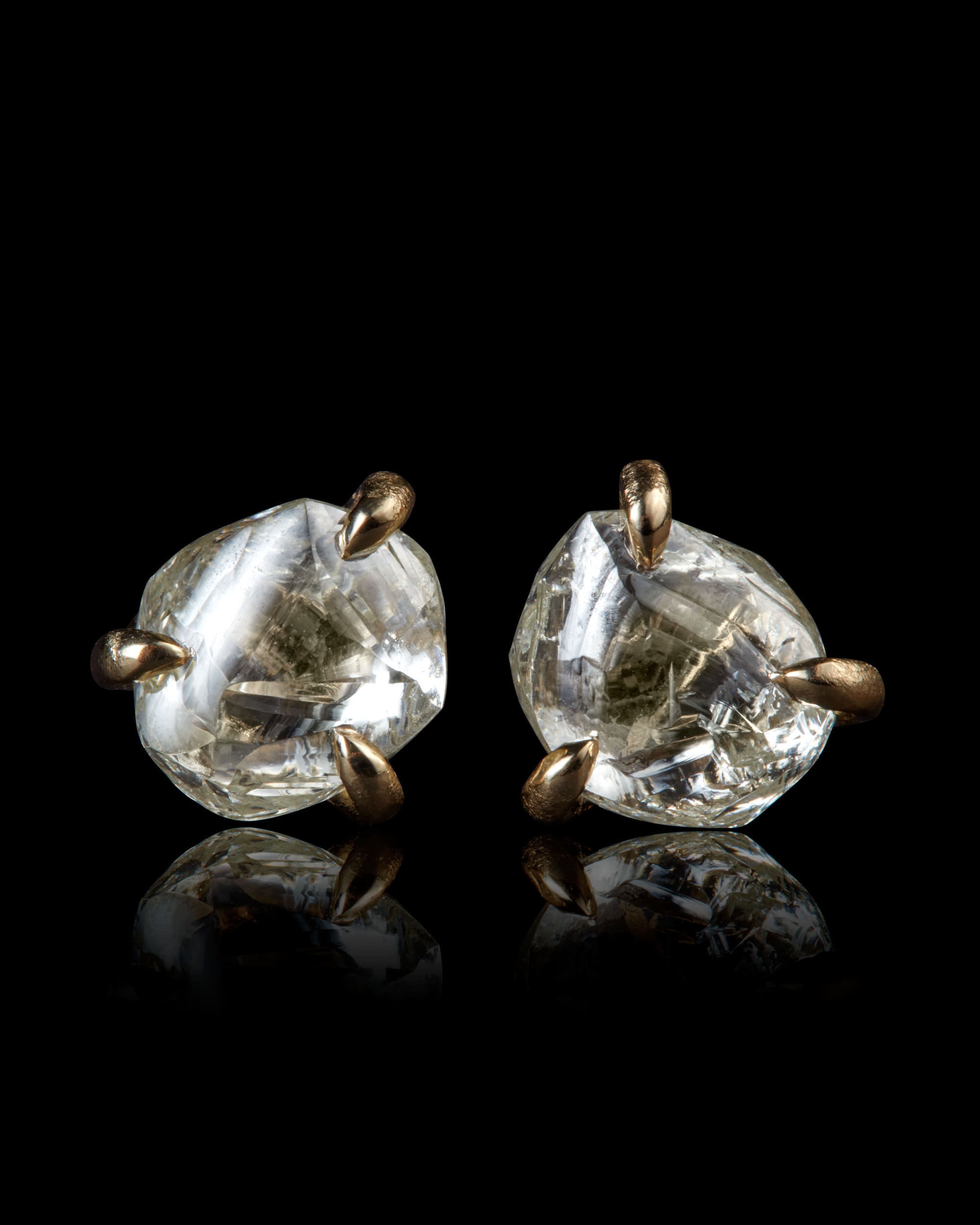 2.08 ct. – Breathtaking Clear Rough Diamond Gold Earrings