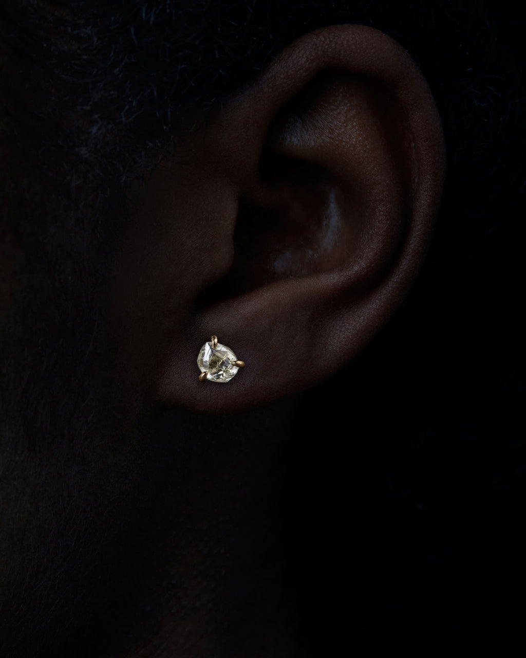 2.08 ct. – Breathtaking Clear Rough Diamond Gold Earrings