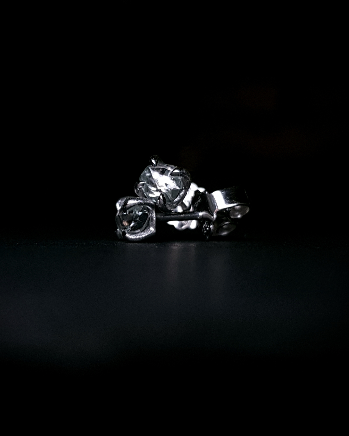 1.01 ct. Magiske Fancy Light Green Rå Diamanter i Hvidguldørestikker