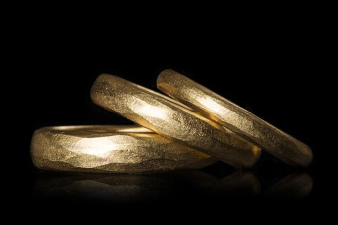 14 kt. Håndlavede Guld Vielsesringe med Vores Signatur Overflade