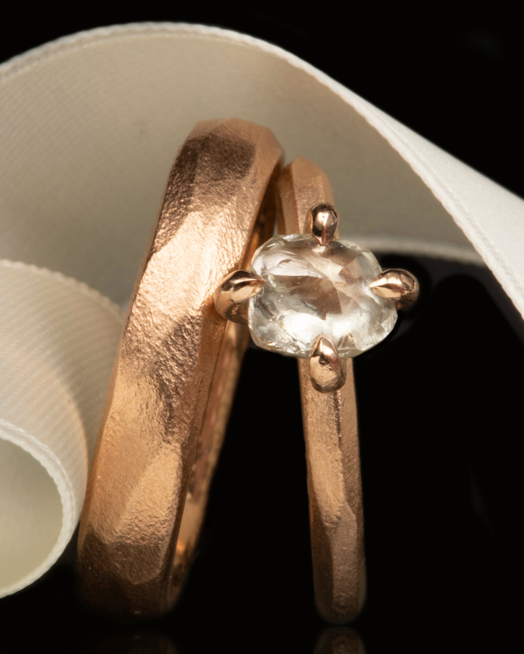 14 kt. Håndlavet Rosaguld Vielsesring og Forlovelsesring med Rå Diamant