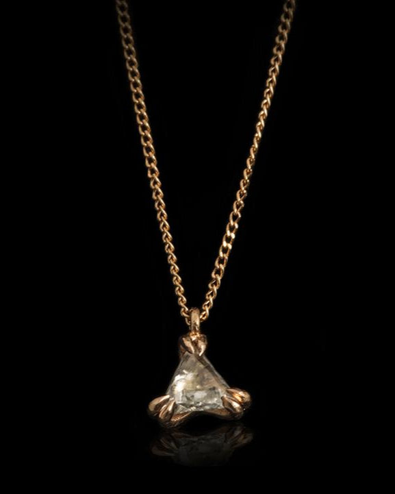 0.19 ct. - Naturlig Trekantet Hvidlig Rå Diamant i Håndlavet 18 kt. Rosaguldshalskæde