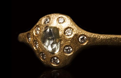 <strong>0.33 ct.</strong> Natural Yellow Rough diamond &<strong> 0.08 ct.</strong> TW/VVS brilliants in 14K gold ring