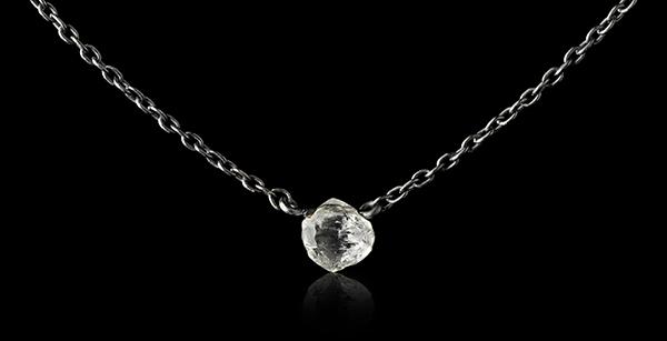 0.36 ct. - Naturlig Rå Diamant i Håndlavet 18 kt. Sort Rhodium Hvidguldshalskæde
