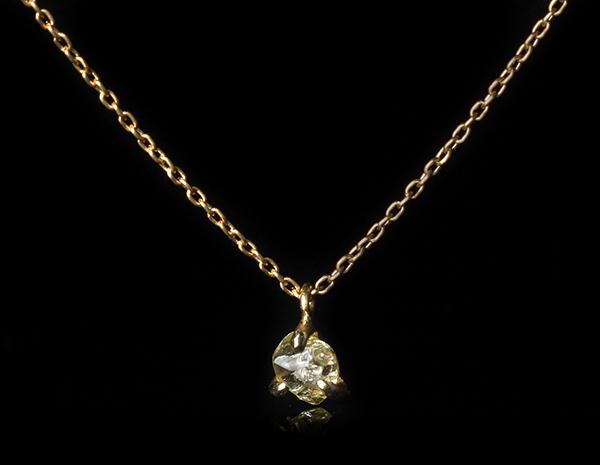 <strong>0.41 ct.</strong> Natural Yellow Rough diamond in 18K gold necklace