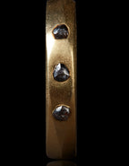 0.44 ct. - Sorte Rå Diamanter Forrevet i Bred Guldring