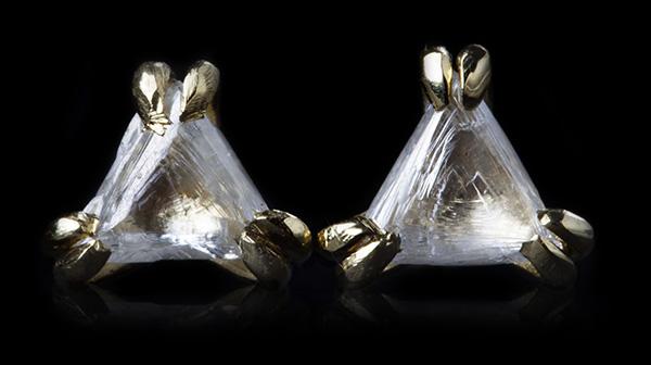 0.45 ct. - Naturlige Hvidlige Trekantede Diamanter i 14 kt. Guld Øreringe