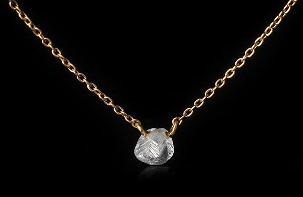0.62 ct. -  Naturlig Rå Diamant i Håndlavet 18 kt. Guldhalskæde