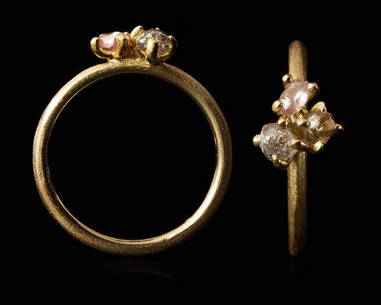 0.64 ct. - Naturlige Lyserød, Grå, Gul Rå Diamanter i Håndlavet 14 kt. Guldring