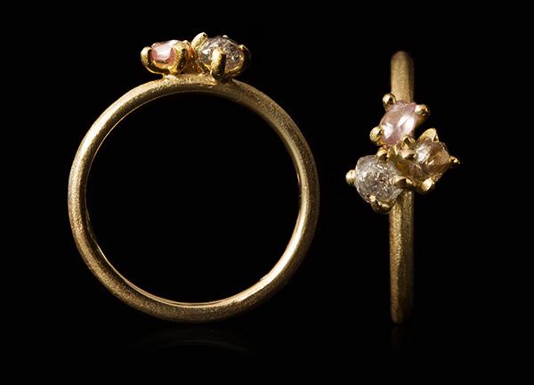 <strong>0.64 ct.</strong> Natural Pink, Grey, Yellow Rough diamonds in 14K gold ring