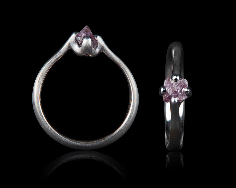 0.76 ct. - Sjælden Rå Pink Octahedron Diamant I Hvidguldsring