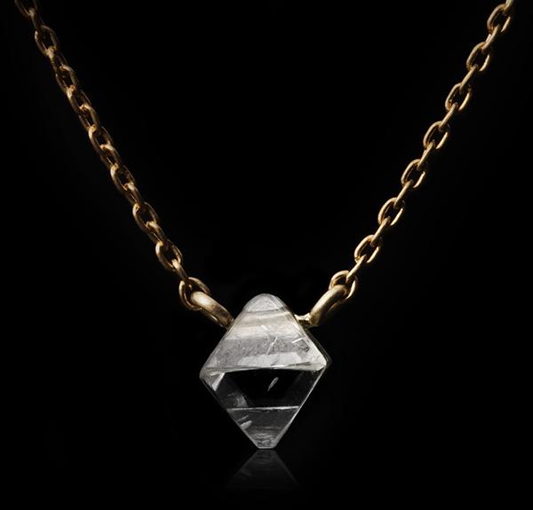 0.81 ct. - Naturlig Oktaeder Rå Diamant i Håndlavet 18 kt. Guldhalskæde