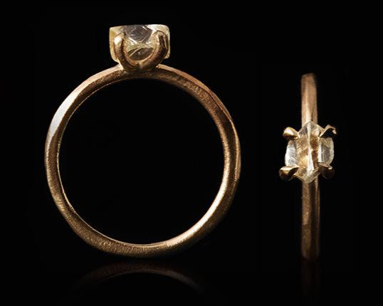 0.84 ct. - Naturlig Klar Rå Diamant i 14 kt. Guldring