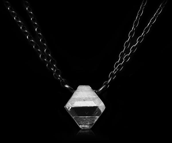 1.09 ct. - Naturlig Klar Oktaeder Rå Diamant i Håndlavet 18 kt. Dobbelt Sort Rhodium Hvidguldshalskæde
