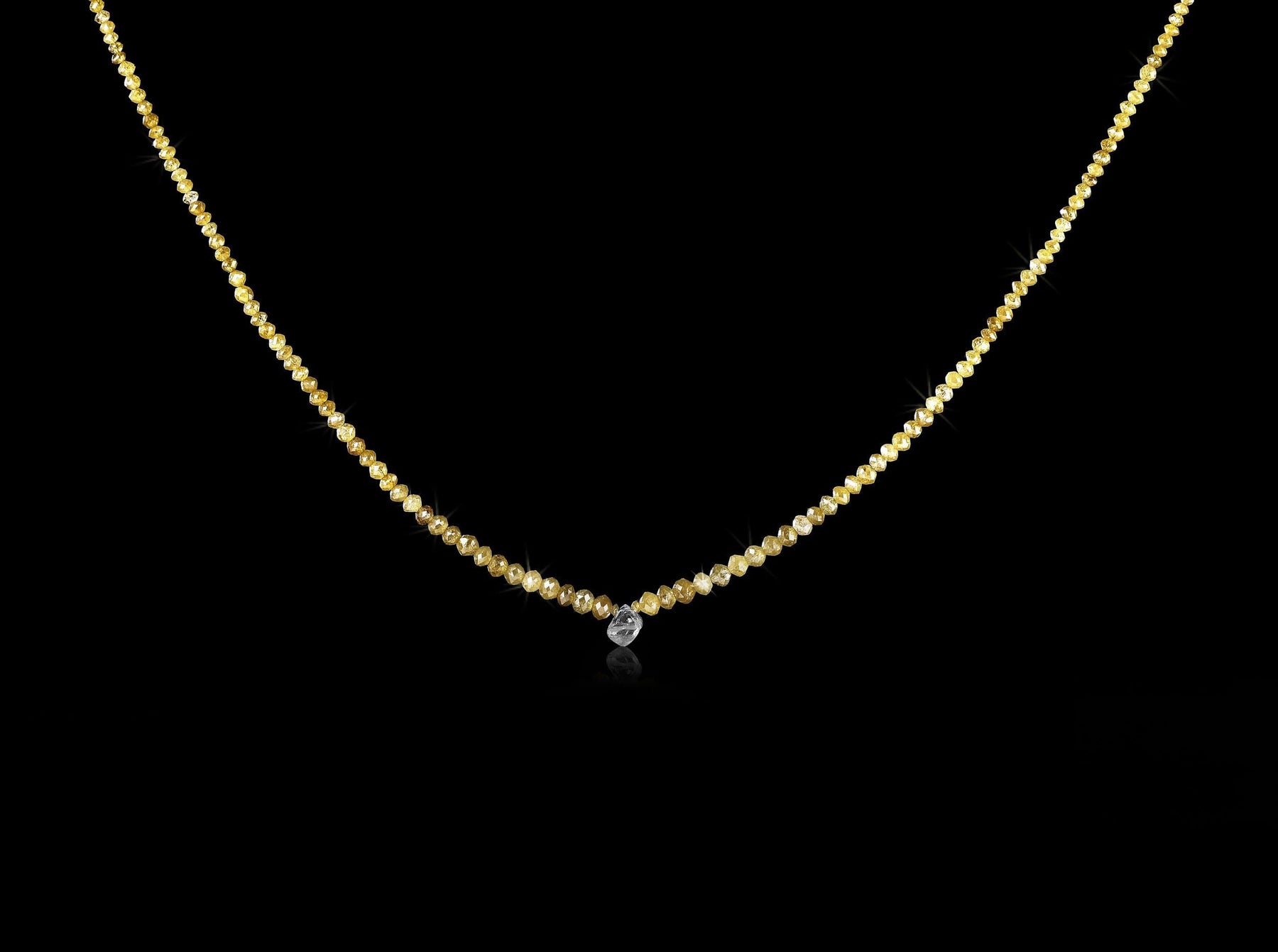 1.13 ct. - Naturlig Rå Diamant &<br>20.09 ct. - Gule Facetslebne Diamanter i en Collier