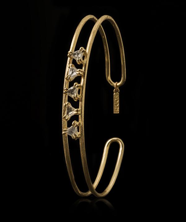 1.14 ct. Natural Triangle Whitish Rough diamonds in 14K gold bangle (7.5 gr.)