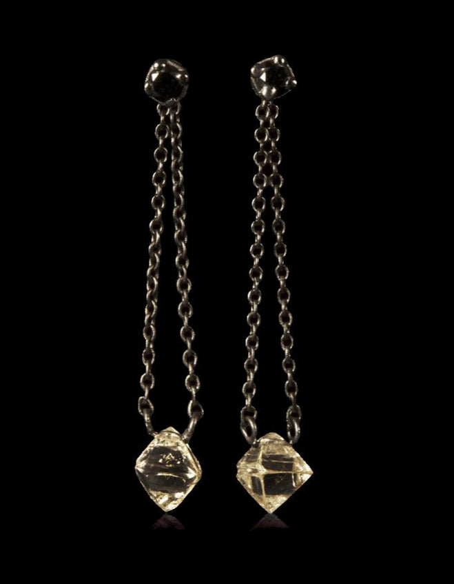 1.17 ct. - Naturlige Klare Oktaeder Rå Diamanter &<br>0.10 ct. - Sorte Brillanter i Håndlavede 18 kt. Hængende Sort Rhodinerede Hvidgulds Øreringe