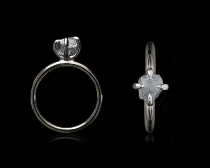 1.44 ct. - Naturlig Blålig-Hvid Rå Diamant i Håndlavet 14 kt. Hvidguldsring