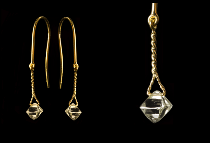 1.45 ct. - Naturlige Oktaeder Rå Diamanter i 18 kt. Guldøreringe
