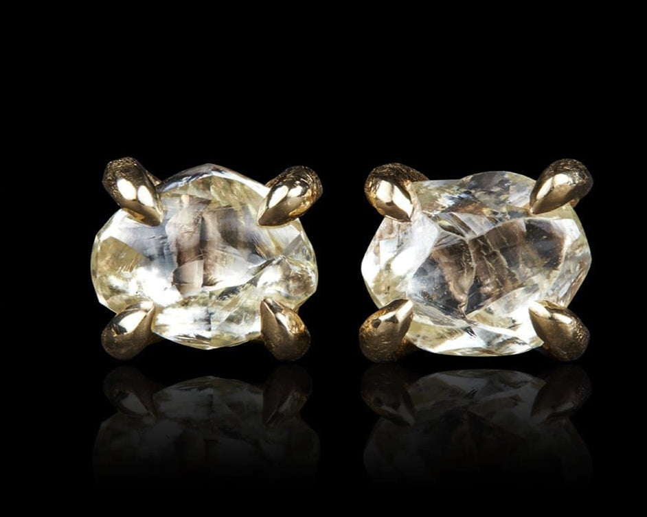 1.49 ct. - Naturlige Lysegule Rå Diamanter i Håndlavede 14 kt. Guld Ørestikkere