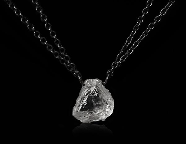 1.76 ct. Naturlig Hvidlig Rå Diamant i Dobbelt 18 kt. Sort Rhodium Hvidguldshalskæde