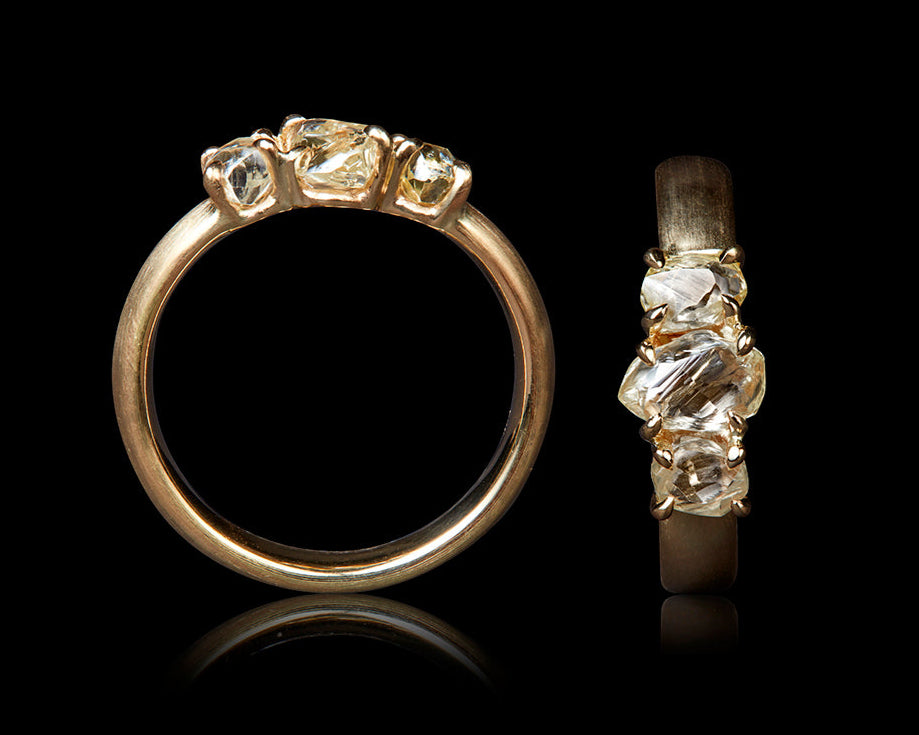 2.02 ct. - Tre Naturlige Rå Diamanter i Håndlavet Bred Guld Alliance Ring