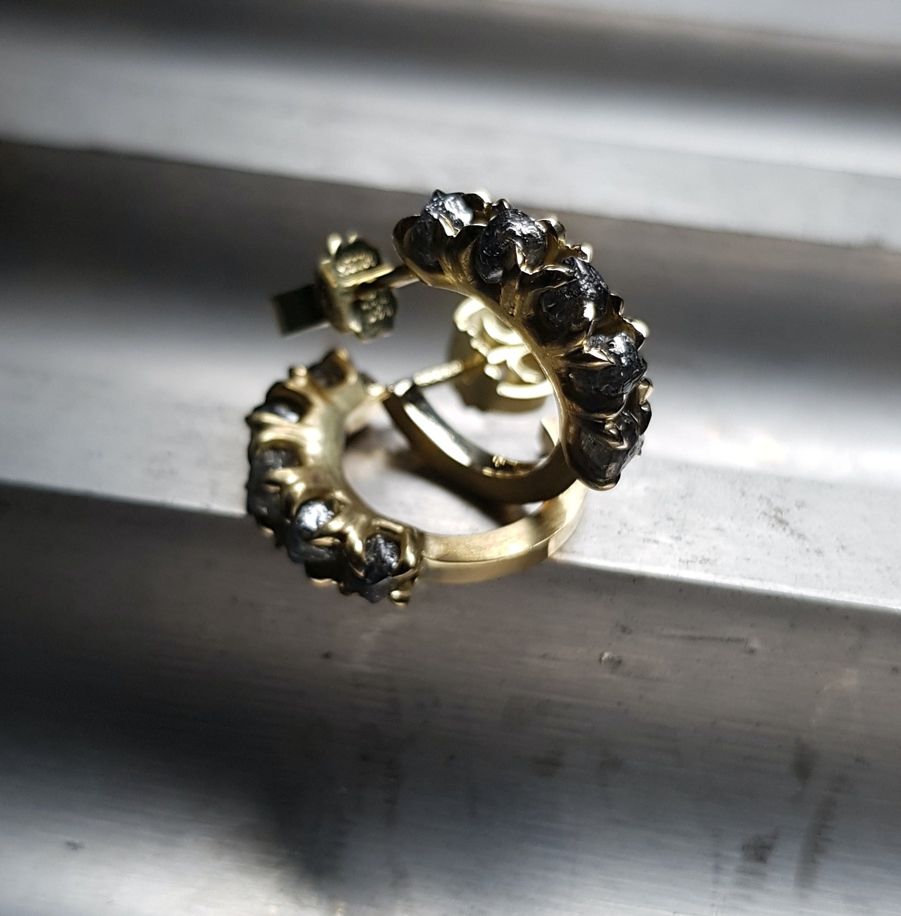 1.80 ct. - Ti Naturlige Sorte Rå Diamanter i Håndlavede 14 kt. Guld Creoler