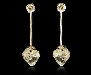 <strong>3.06 ct.</strong> Natural Rough diamonds & <strong>0.30 ct.</strong> Green Brilliants in 14K gold earrings