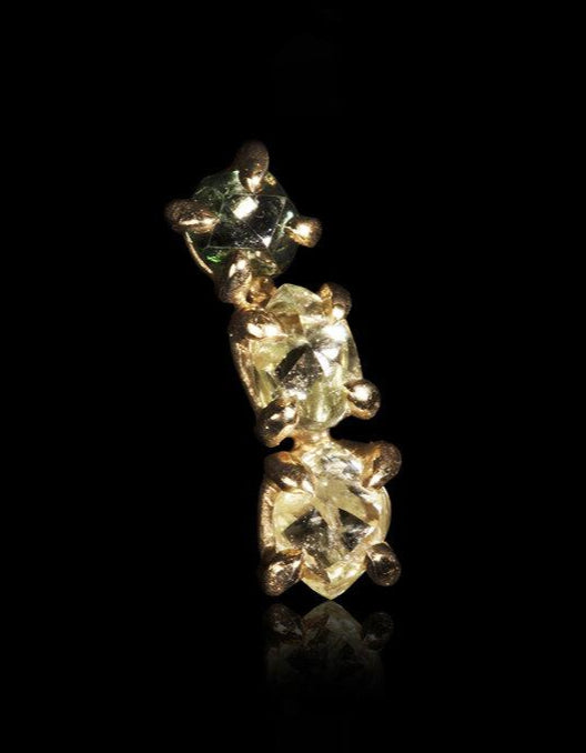 0.74 ct. - Naturlige Gul, Lysegrøn & Intens Grøn Rå Diamanter i Håndlavet 14 kt. Guld Ørering