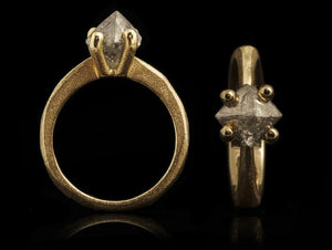 <strong>2.56 ct.</strong> Natural Greyish Octahedron Rough diamond in 14K gold ring