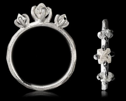 1.06 ct. - Naturlige Hvidlige Rå Diamanter i 14 kt. Hvidguldsring