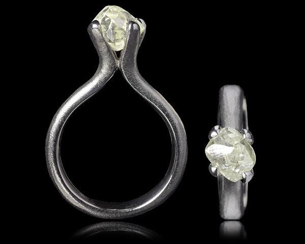 3.05 ct. - Naturlig Rå Diamant i 14 kt. Hvidguldsring